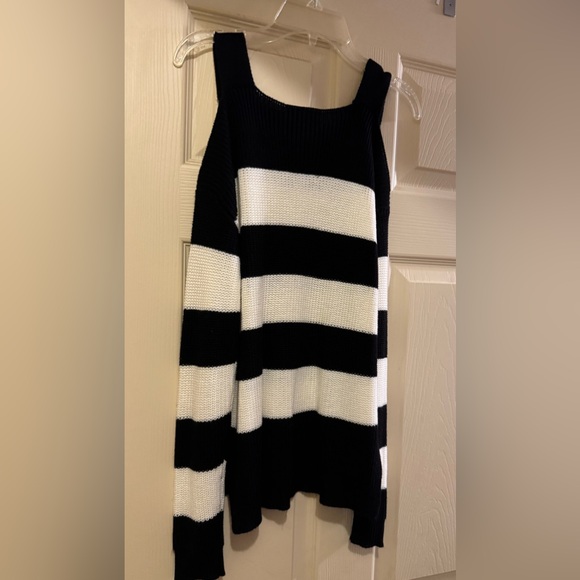 Hooked Up Black and White sweater t/strap off shoulders - Picture 3 of 4